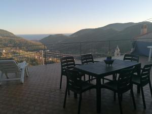 stół i krzesła na patio z widokiem w obiekcie Casa di Anna w mieście Tovo San Giacomo