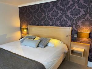 Postel nebo postele na pokoji v ubytování Hotel Les Arcades