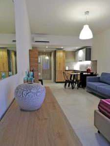 salon z kanapą i stołem w obiekcie il piccolo loft w mieście Ventimiglia