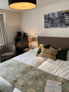 Postel nebo postele na pokoji v ubytování Hotel Les Arcades