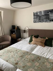 Postel nebo postele na pokoji v ubytování Hotel Les Arcades