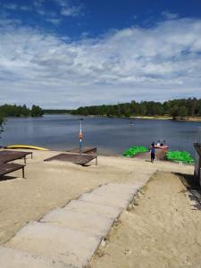 En strand vid eller i närheten av resorten