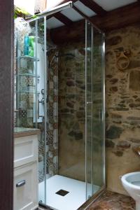 y baño con ducha de cristal y lavabo. en Casa en zona medieval, en Monforte de Lemos