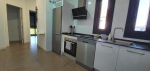 Kuchyň nebo kuchyňský kout v ubytování CARLOS APARTAMENTo