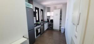 A kitchen or kitchenette at CARLOS APARTAMENTo