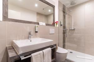 Koupelna v ubytování Hotel Garni Kölfhamm + 37 fotografií