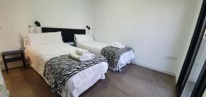 Postel nebo postele na pokoji v ubytování CARLOS APARTAMENTo