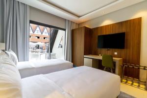 Una cama o camas en una habitación de ZEPHYR Ifrane