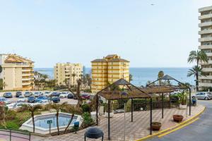 widok na miasto z parkingiem w obiekcie Seaview beachfront studio with aqua park & balcony w mieście Benalmádena