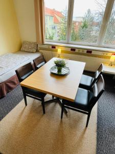 a room with a table and chairs and a bed at Monteur Domizil und Appartements Erfurt in Erfurt