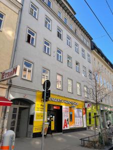 een groot grijs gebouw in een stadsstraat bij Gesamte Unterkunft in Zentrumsnähe in Wenen