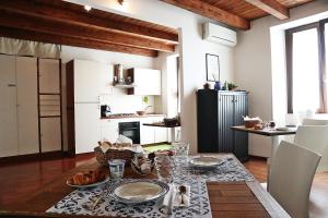 una cucina con tavolo e cibo di Cuscino e Cappuccino B&B ad Alghero
