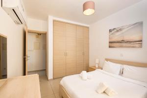 um quarto com uma cama e um grande armário em Lazuli City Center Ap 42 em Lárnaca