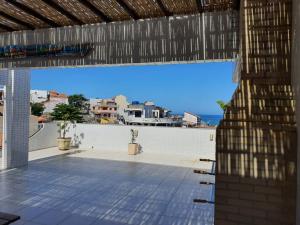 - une vue sur l'océan depuis le toit d'un bâtiment dans l'établissement Cobertura 3 Suítes - Praia Grande - Arraial do Cabo, à Arraial do Cabo
