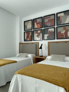 Posteľ alebo postele v izbe v ubytovaní LyriosHomes Luxury Costa Ballena Beach