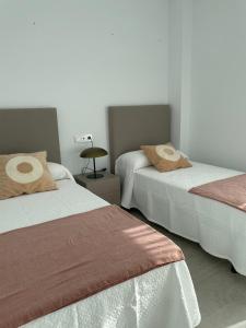 Posteľ alebo postele v izbe v ubytovaní LyriosHomes Luxury Costa Ballena Beach