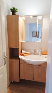 Ένα μπάνιο στο Haus Nordenlicht Ferienwohnung Wattkieker