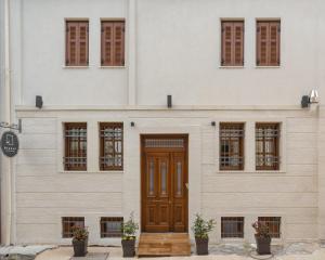 un edificio con puertas y ventanas de madera en Hypnos Cozy Living en Ioánina