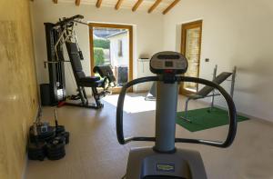 un gimnasio con dos máquinas de correr y una cinta de correr en Agriturismo Le Fornaci - Appartamento Bianco, en Mercatale