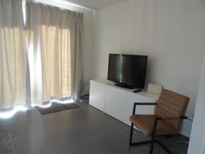 TV a/nebo společenská místnost v ubytování Kustverhuur, Vakantiepark Fort Soleil 36