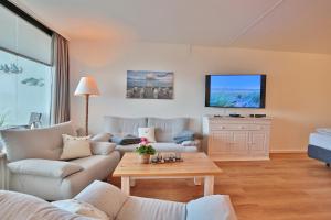 ein Wohnzimmer mit 2 Sofas und einem TV in der Unterkunft Hanseat am Hang 3 - 5 Hanseat App 13 Traumnest in Scharbeutz
