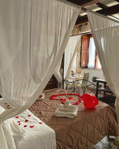 ヴィテルボにあるB&B La Lanternaのベッドルーム1室(赤いハートのベッド1台付)