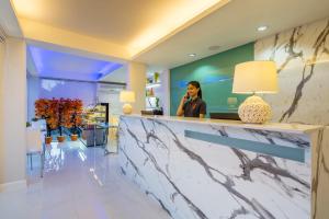 The lobby or reception area at Solo Express Sukhumvit 81