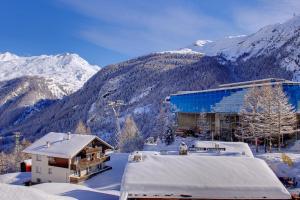 采尔马特阿尔贝斯根公寓的山间滑雪小屋,地面上积雪 更多2张照片