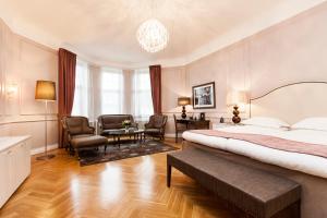 Postel nebo postele na pokoji v ubytování Elite Hotel Savoy