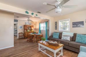 uma sala de estar com um sofá e uma mesa em Palmwood Paradise em Tybee Island