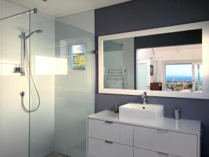 Vannas istaba naktsmītnē Bright Camps Bay Loft with Stunning Views and Shared Pool