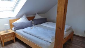 ボルクムにあるHaus Borkumitte Appartement Freyaのベッドルーム1室(屋根裏部屋、二段ベッド2組付)