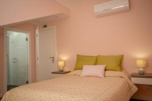 - une chambre avec un lit doté d'un oreiller rose dans l'établissement Casa da Mela, à Gouveia