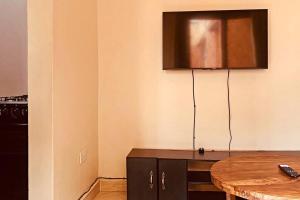 TV a/nebo společenská místnost v ubytování M&M Residence Bukoto. Unlimited Wifi, Netflix + 11 fotografií