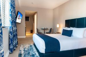 Een bed of bedden in een kamer bij Waterside Hotel and Suites