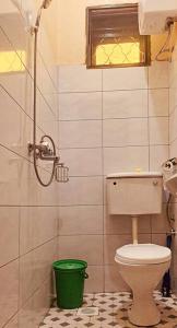 Koupelna v ubytování M&M Residence Bukoto. Unlimited Wifi, Netflix