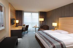 Tempat tidur dalam kamar di Maritim Hotel Düsseldorf