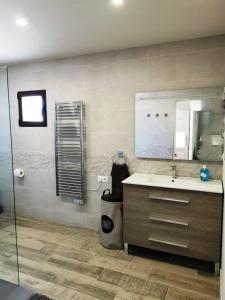 a bathroom with a sink and a mirror at Villa Casa Segunda in Lliria
