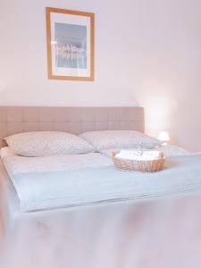 een bed met een mand erop bij Apartment Haus Toplitzsee nahe dem Grundlsee und Toplitzsee in Gössl