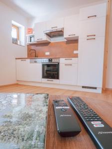 eine Fernbedienung auf einem Holztisch in der Küche in der Unterkunft Apartment Toplitzsee in Gössl