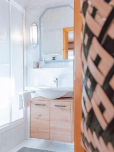 een badkamer met een wastafel en een spiegel bij Apartment Haus Toplitzsee nahe dem Grundlsee und Toplitzsee in Gössl