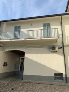 - un bâtiment blanc avec un balcon et un escalier dans l'établissement Le dimore di San Gervasio, à Capriate San Gervasio