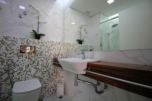 a bathroom with a sink and a toilet and a mirror at HEART OF THE CITY 7 ! in Vila Nova de Gaia +18 photos