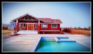 Piscina de la sau aproape de Clifftop