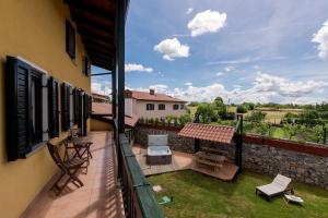 a balcony of a house with a view of a yard at Vila Friuli Karst in Komen