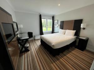 Charming 20-Bed self contained dwelling in Hook