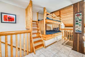 מיטה או מיטות קומותיים בחדר ב-Huntington Lake Condo #98