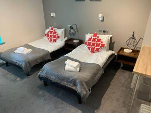 Large 2 Bed Modern Bright Apartment - Sleeps upto6