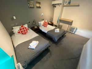 Large 2 Bed Modern Bright Apartment - Sleeps upto6