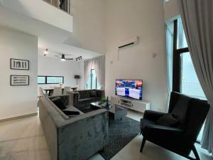 sala de estar con sofá y TV en Five BEDROOMS RESIDENTIAL HOME WITH FREE WIFI en Sepang